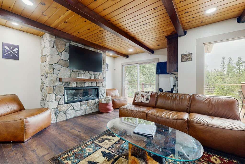 Your Perfect Lakeside Getaway with a private dock on Bass Lake