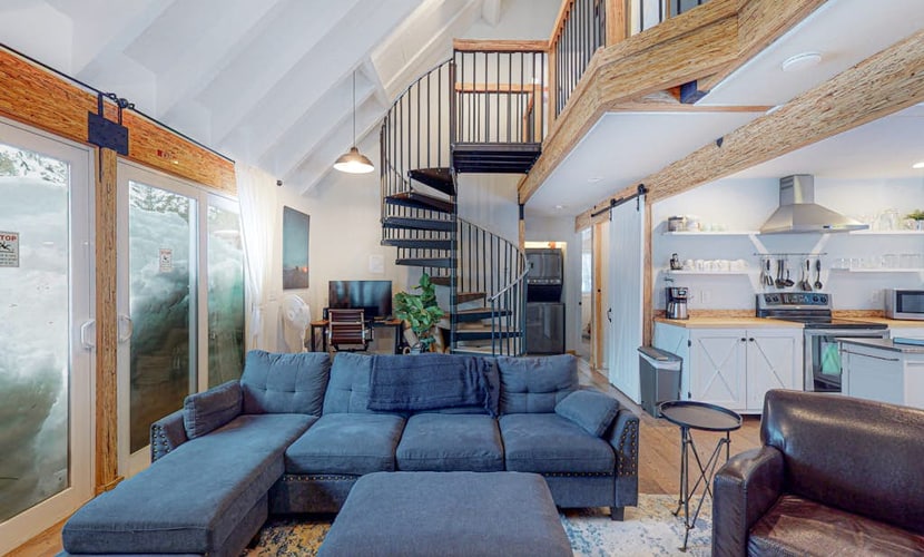 Modern Yosemite home with EV charger & great deck