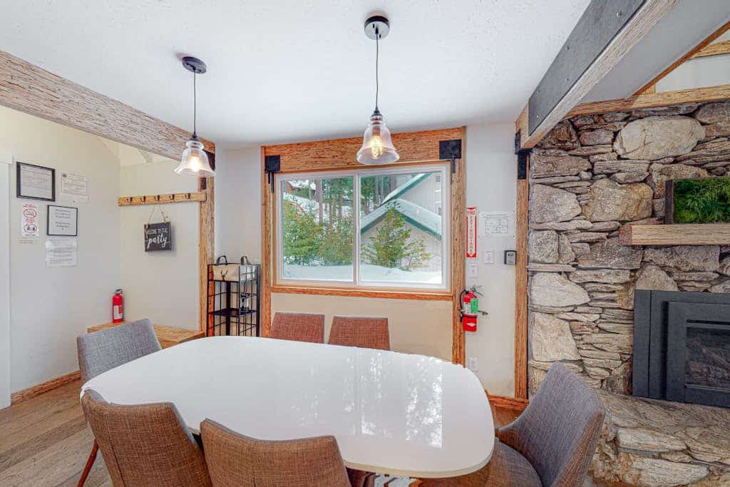 Modern Yosemite home with EV charger & great deck