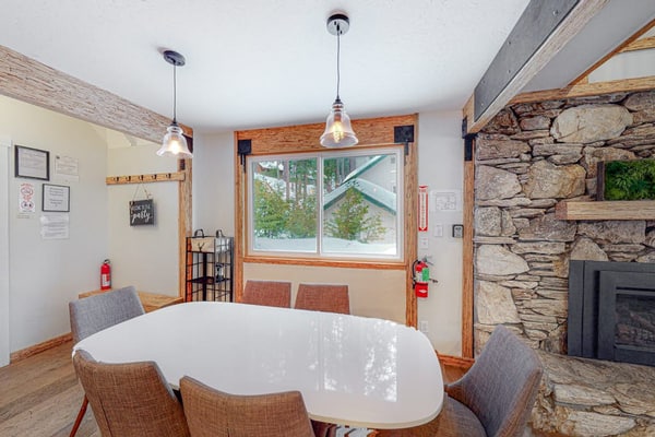 Modern Yosemite home with EV charger & great deck