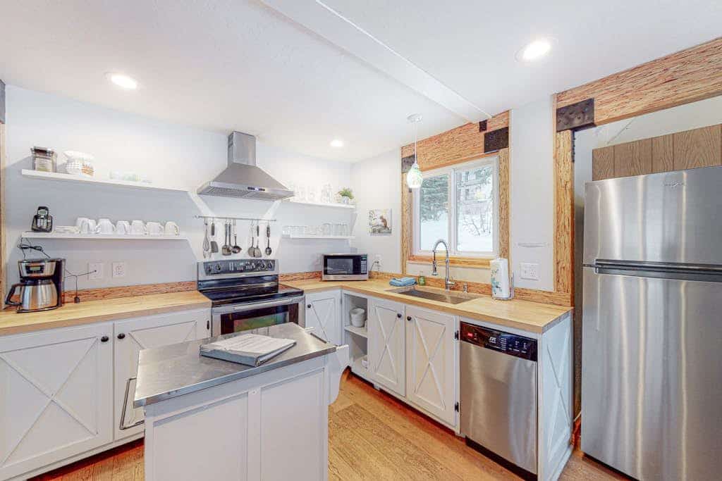 Modern Yosemite home with EV charger & great deck
