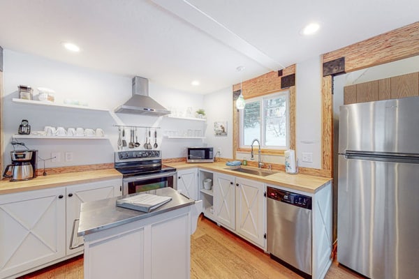 Modern Yosemite home with EV charger & great deck