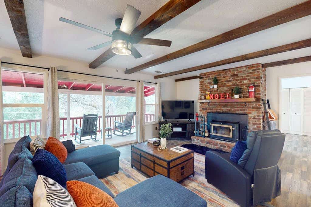 Beautiful family-friendly home with game room, fire pit, porch, and streaming