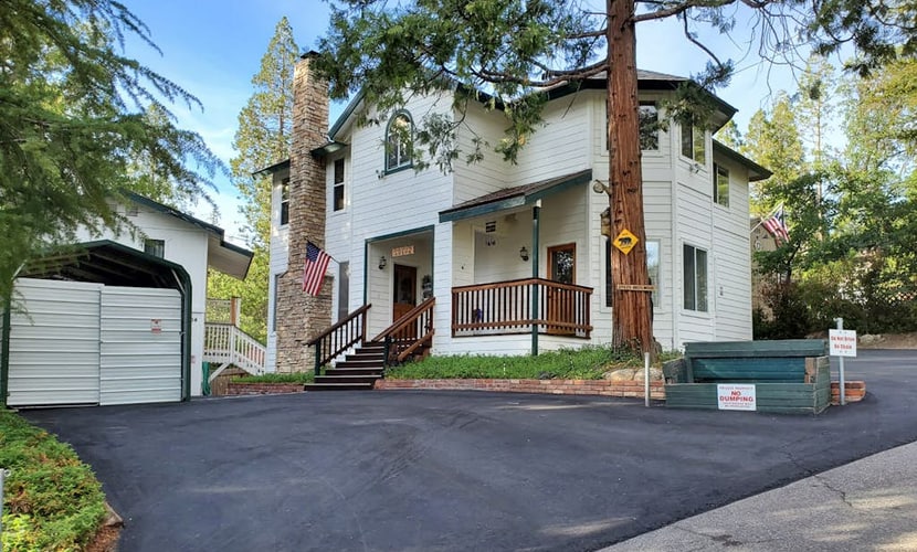 All-season forest hideaway with guest suite & boat slip - walk to lake & village
