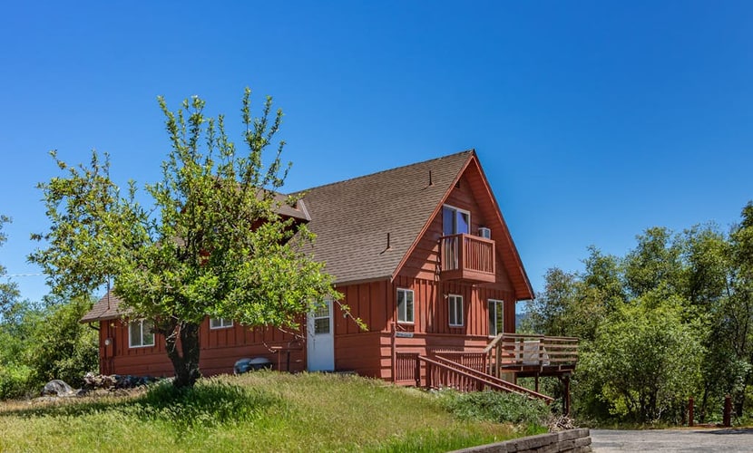 Hillside home w/large private outdoor pool, gas grill, wood fireplace, & W/D