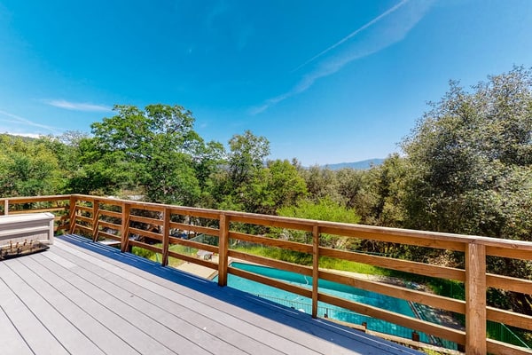 Hillside home w/large private outdoor pool, gas grill, wood fireplace, & W/D