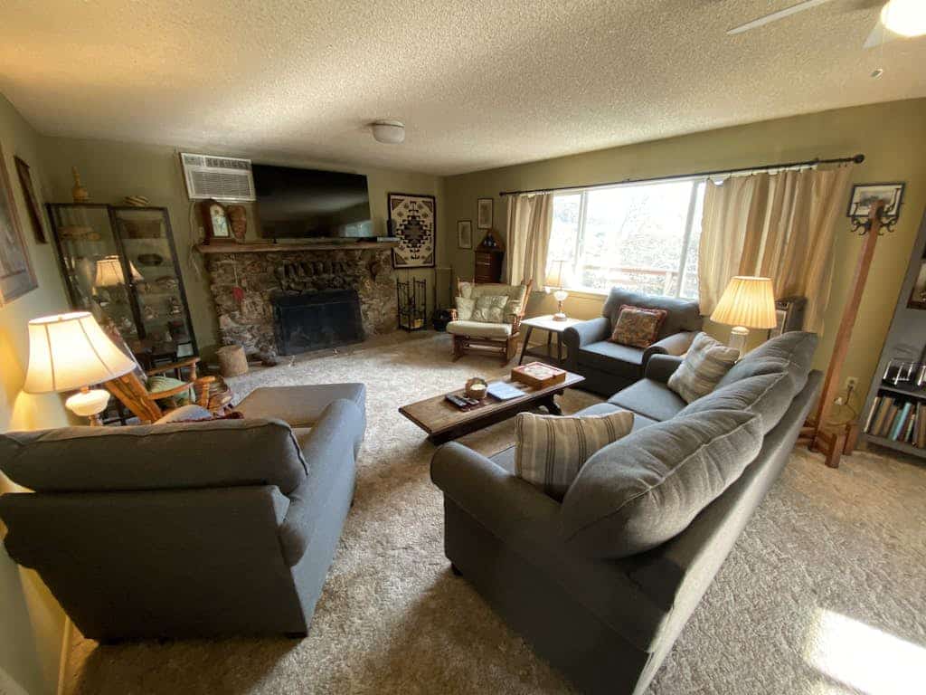 Hillside home w/large private outdoor pool, gas grill, wood fireplace, & W/D