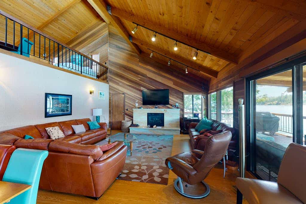 Lakefront home w/recreation room, hot tub, central AC, WiFi, private dock, & W/D