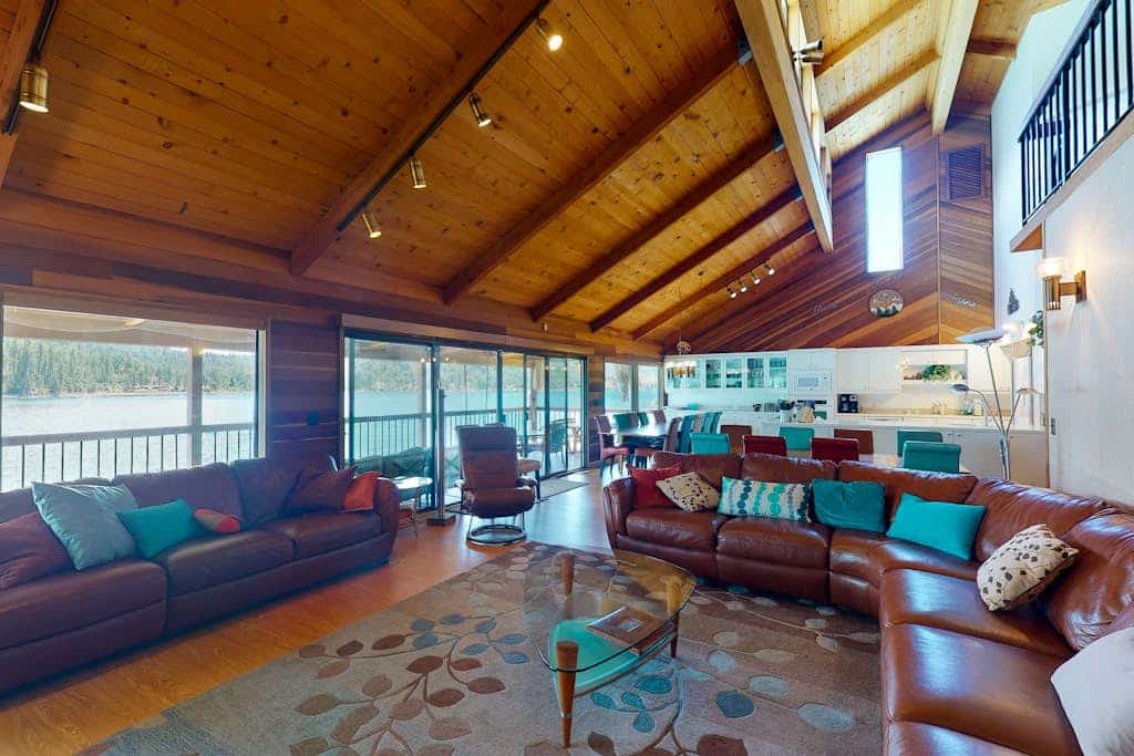 Lakefront home w/recreation room, hot tub, central AC, WiFi, private dock, & W/D