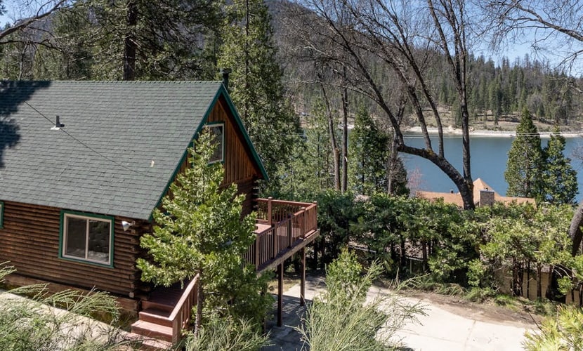 2 BR log cabin with lake view, wrap-around deck, Ping-Pong & wood stove
