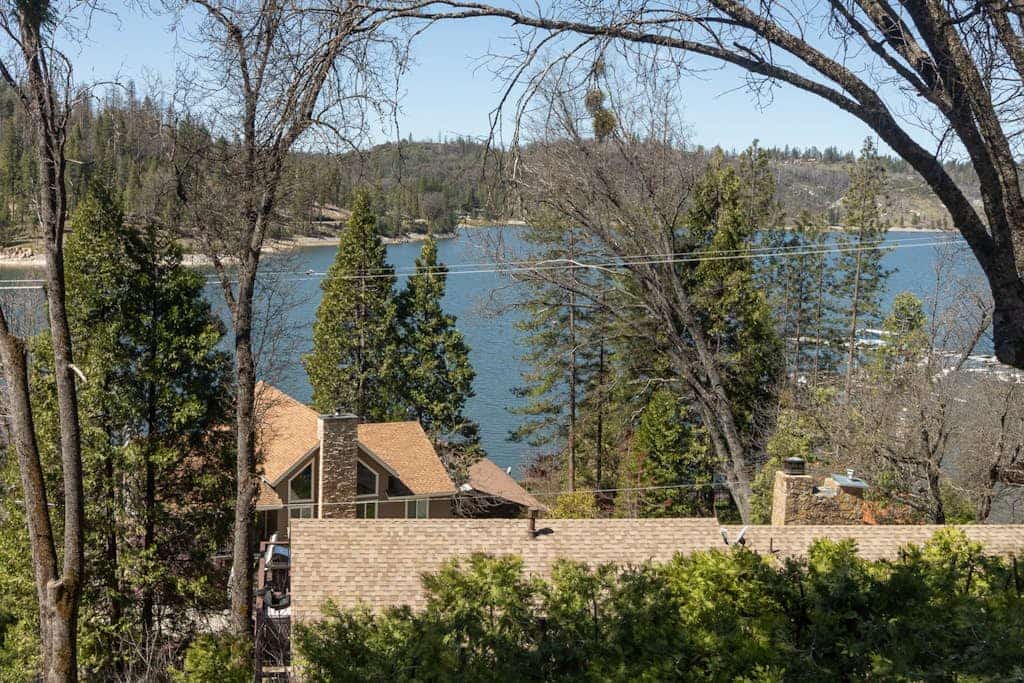 2 BR log cabin with lake view, wrap-around deck, Ping-Pong & wood stove