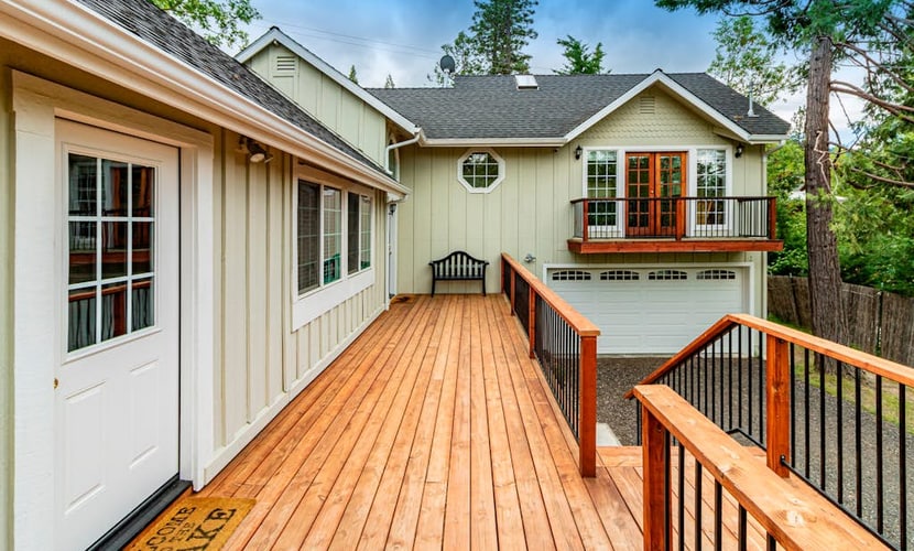 Lovely home with boat slip, association beach, large deck, WiFi & laundry