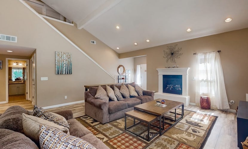 Spacious home w/granite countertops, gas fireplace & 2 large patios-shared pool