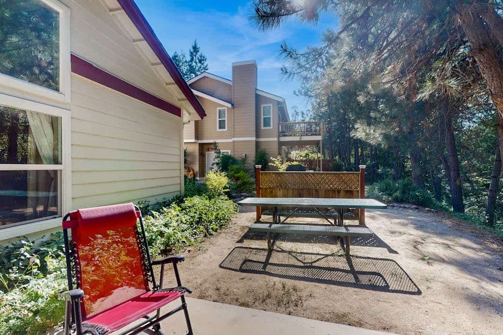 Spacious home w/granite countertops, gas fireplace & 2 large patios-shared pool