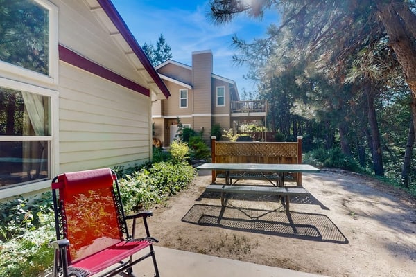 Spacious home w/granite countertops, gas fireplace & 2 large patios-shared pool