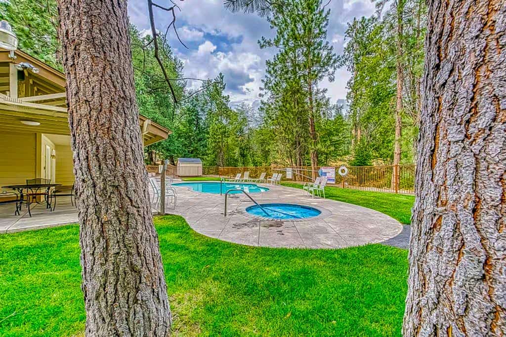 Spacious home w/granite countertops, gas fireplace & 2 large patios-shared pool