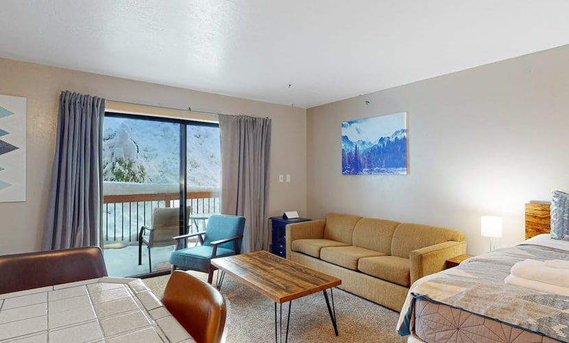 Wonderful studio with balcony - inside Yosemite National Park