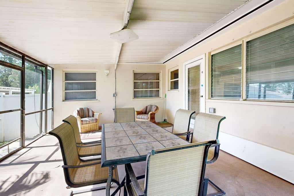 5 Minutes to Beach | Sparkling Tropical Getaway | Large Screened Lanai