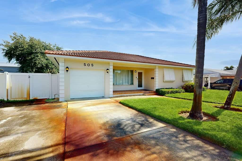 5 Minutes to Beach | Sparkling Tropical Getaway | Large Screened Lanai