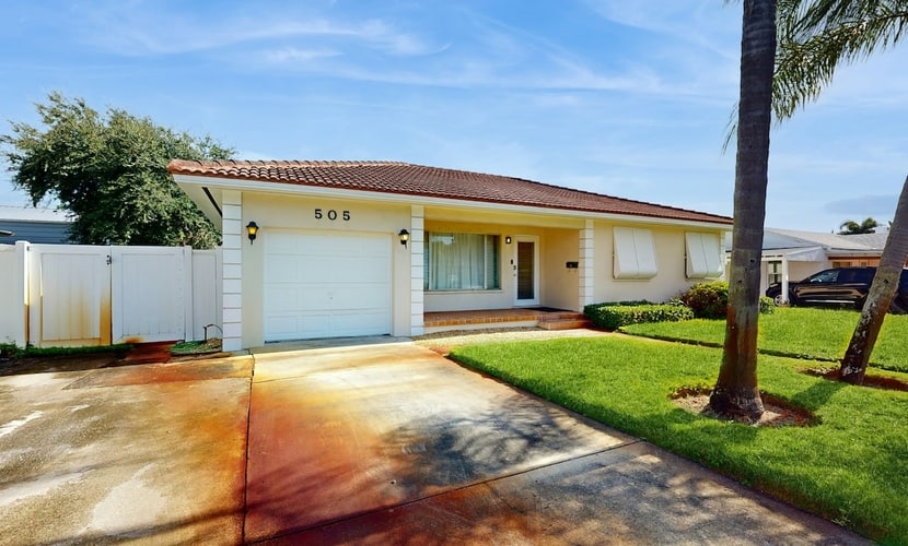 5 Minutes to Beach | Sparkling Tropical Getaway | Large Screened Lanai