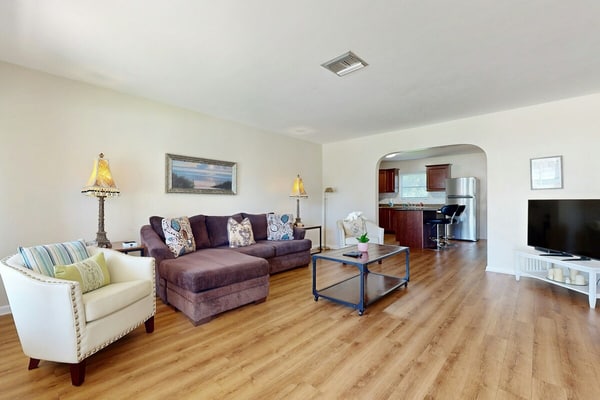 5 Minutes to Beach | Sparkling Tropical Getaway | Large Screened Lanai