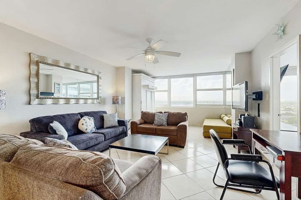 Sunlit suite with a city view & fast WiFi plus a pool, & beach access