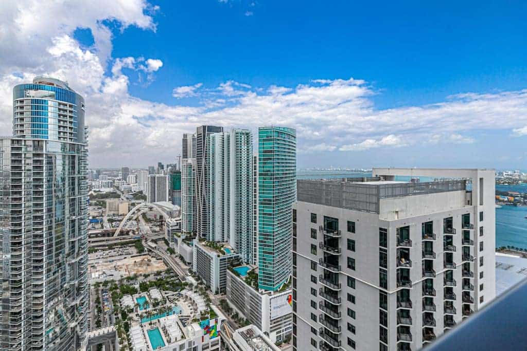 Luxury Condo w/Bay & Ocean Views, Rooftop pool, Gym, Private W/D, AC and WiFi