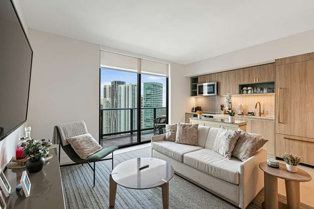 Luxury Condo w/Bay & Ocean Views, Rooftop pool, Gym, Private W/D, AC and WiFi