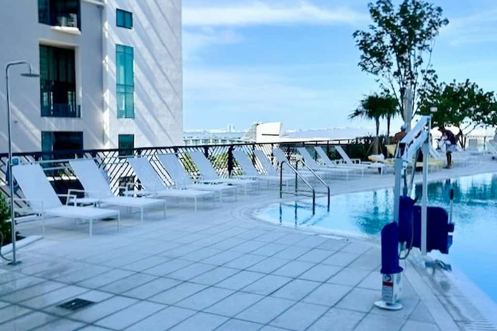 Luxury Condo w/Bay & Ocean Views, Rooftop pool, Gym, Private W/D, AC and WiFi