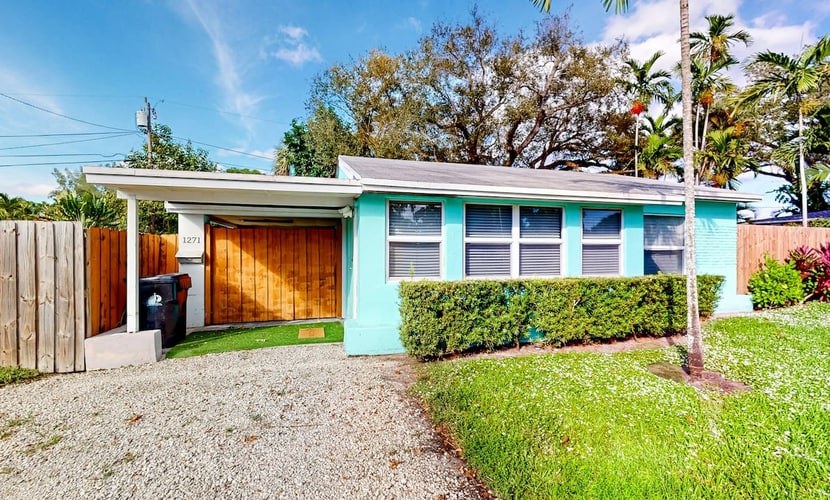 Turquoise charmer with enclosed yard, open layout, & W/D - snowbird-friendly
