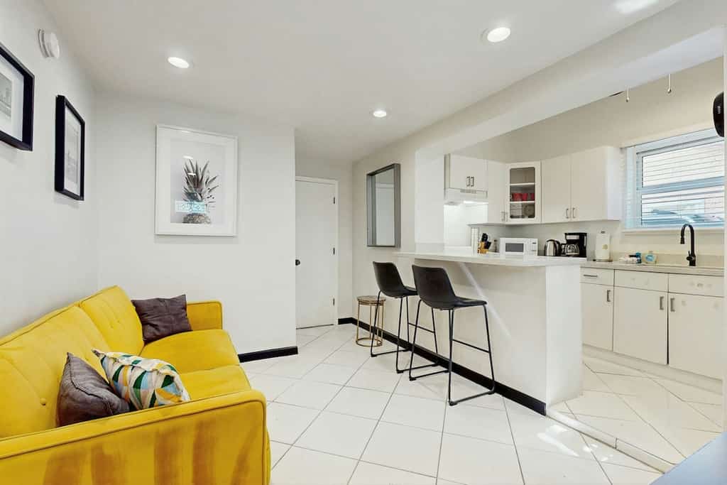 Lovely duplex with enclosed yard, fast WiFi, full kitchen, & W/D