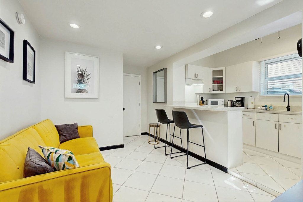 Adams Street Stunner, Unit 1
