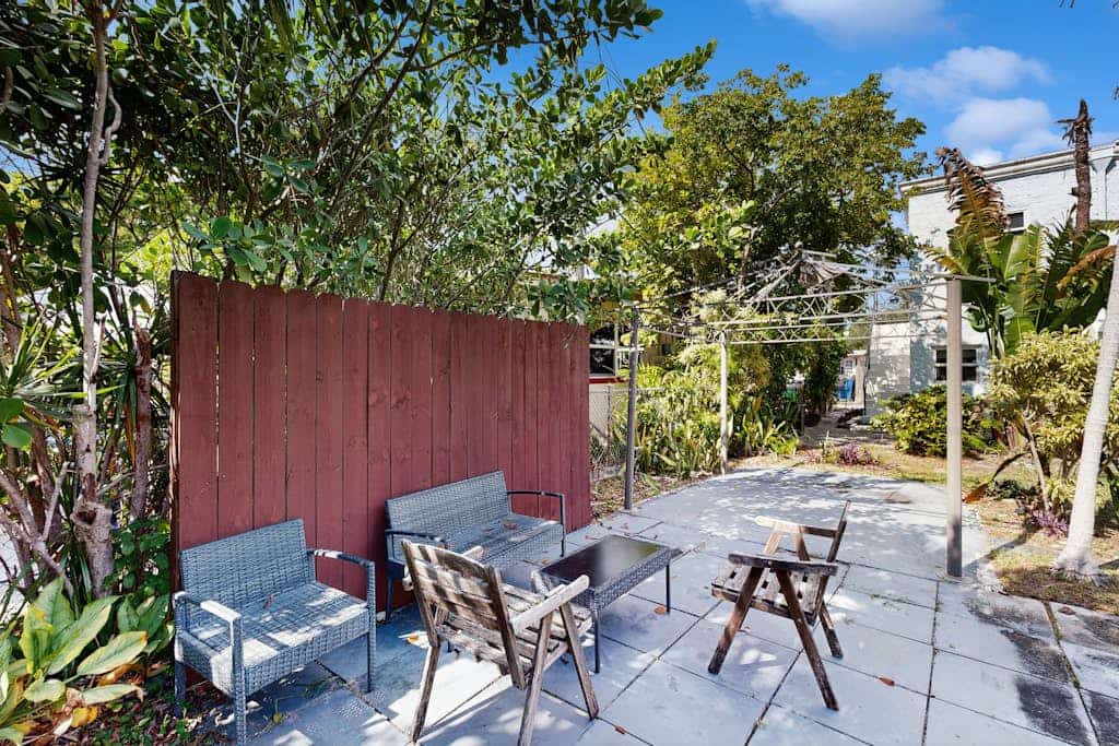 Lovely duplex with enclosed yard, fast WiFi, full kitchen, & W/D