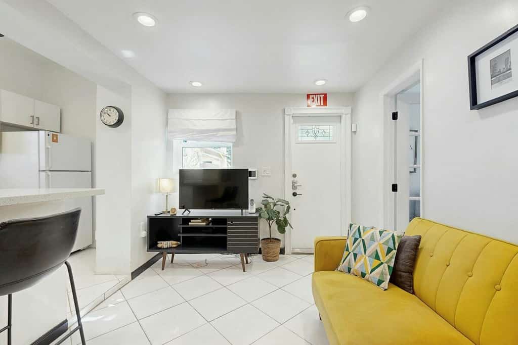 Inviting duplex with enclosed yard, fast WiFi, full kitchen, & W/D