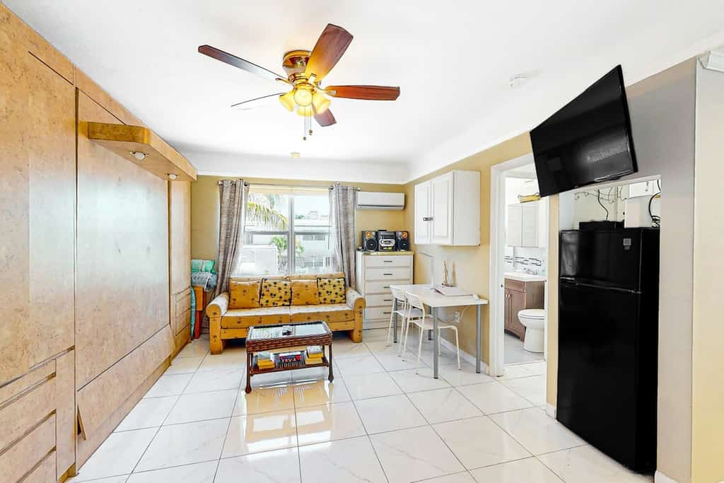 2nd-floor studio near the beach with outdoor pool, fast WiFi, BBQ area, W/D