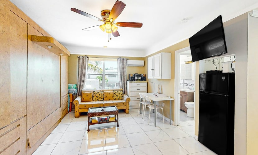 2nd-floor studio near the beach with outdoor pool, fast WiFi, BBQ area, W/D