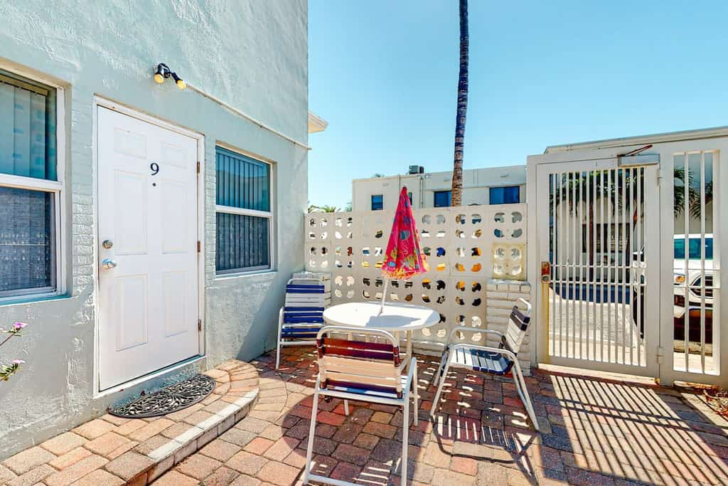 2nd-floor studio near the beach with outdoor pool, fast WiFi, BBQ area, W/D