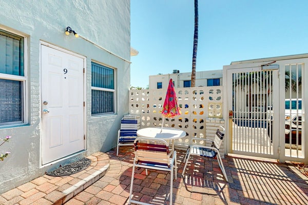 2nd-floor studio near the beach with outdoor pool, fast WiFi, BBQ area, W/D