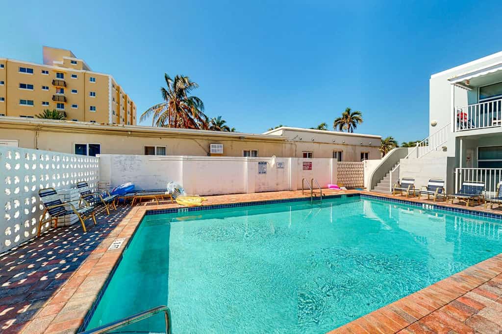 2nd-floor studio near the beach with outdoor pool, fast WiFi, BBQ area, W/D