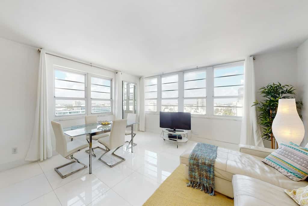 Comforting condo with hot tub, pool, spa, full kitchen, & gym - close to beach