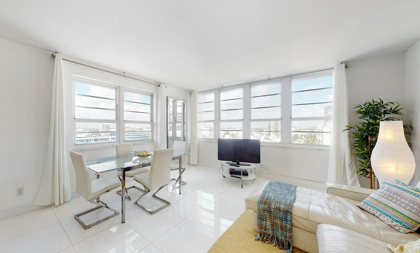 Comforting condo with hot tub, pool, spa, full kitchen, & gym - close to beach