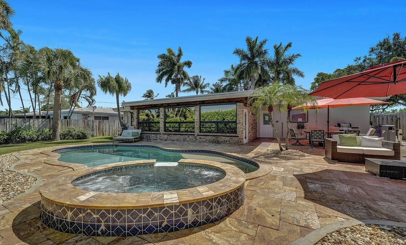 Tropical Bliss Alfresco Villa - pool & hot tub - under 10 minutes to ocean