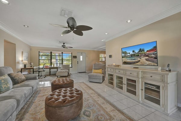 Tropical Bliss Alfresco Villa - pool & hot tub - under 10 minutes to ocean