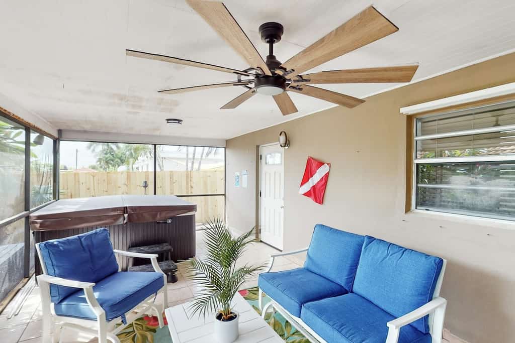 Cozy home with enclosed backyard, fire pit, central AC, wifi