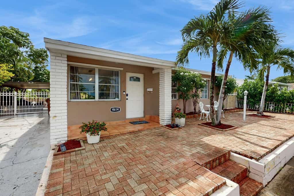 Cozy home with enclosed backyard, fire pit, central AC, wifi