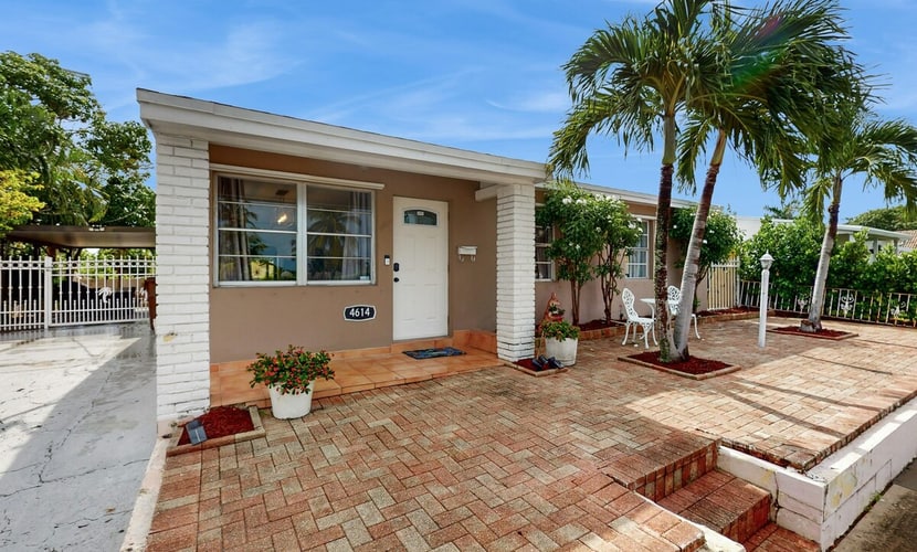 Cozy home with enclosed backyard, fire pit, central AC, wifi
