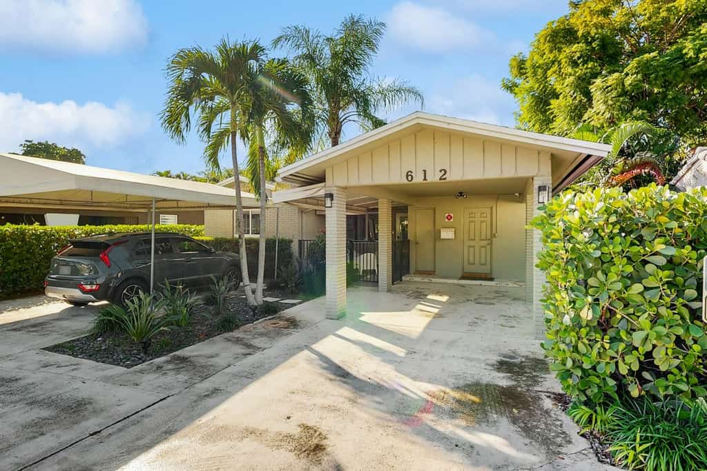 Thoughtfully designed home with patio, grill & great location
