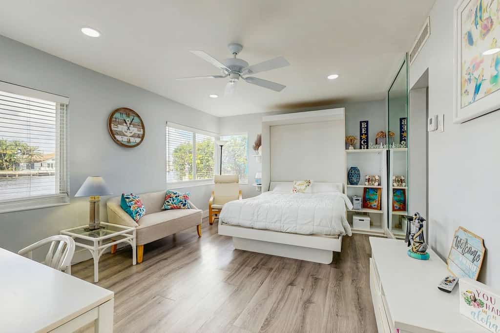 Waterfront Studio with Gorgeous Views, a Sparkling Pool, BBQs & Great Location