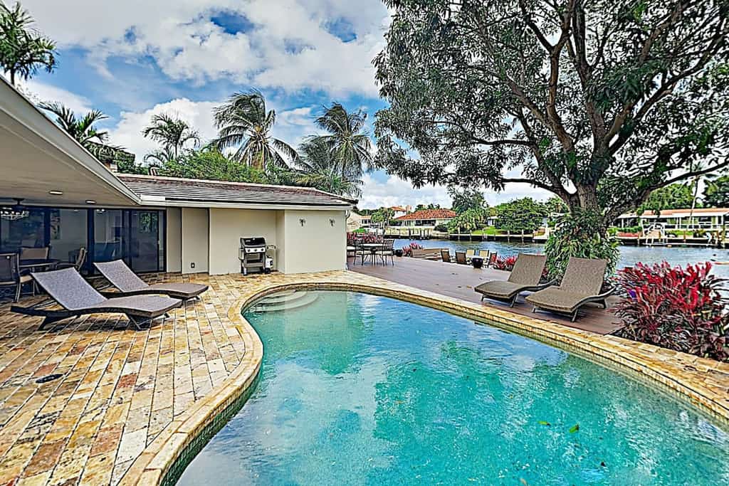 Luxury Waterfront Living: Private Pool, Boat Dock, Game Room - Near Beach