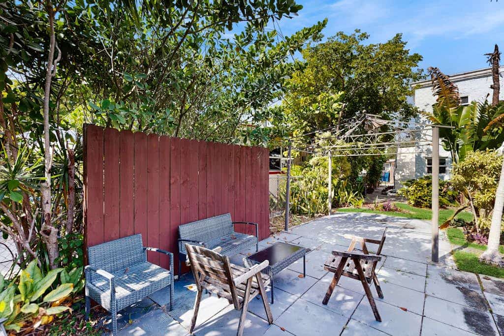 Charming duplex with enclosed yard, fast WiFi, full kitchen, & W/D